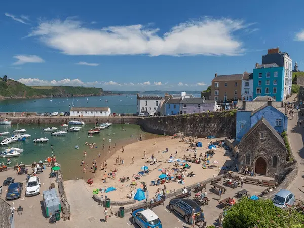 Z Cars Tenby cabs providing easy access to Tenby Harbour Beach.
