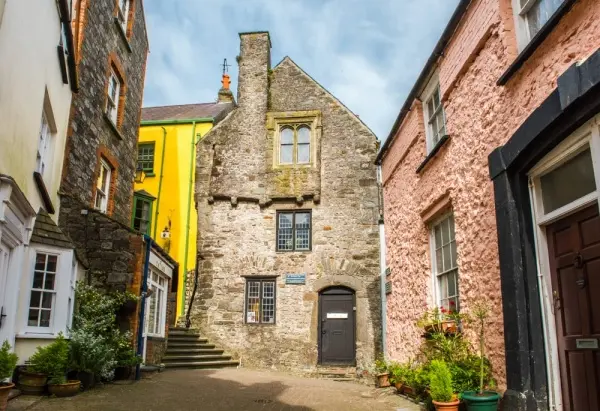 Z Cars Tenby cabs offering rides to Tudor Merchant's House in Tenby.
